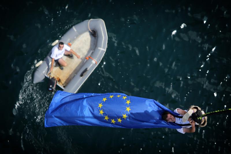 30.06.2013., Zadar – Povodom ulaska Republike Hrvatske u Europsku uniju mladic i djevojka skocili su s Maslenickog mosta sa zastavom Europske unije, dok je mladi Britanac skocio sa hrvatskom zastavom. Photo: Filip Brala/PIXSELL Autor  Filip Brala/PIXSEL