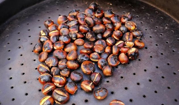 Kestenjari su započeli s ovogodisnjom sezonom prodaje pecenih kestena. Photo: Tomislav Miletic/PIXSELL