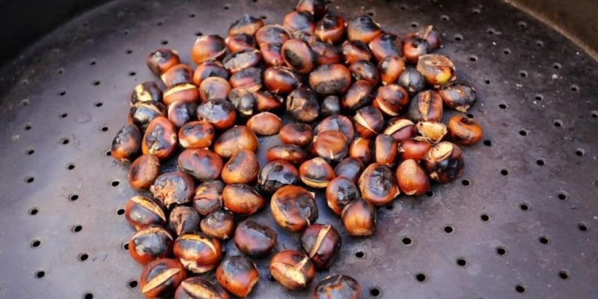 Kestenjari su započeli s ovogodisnjom sezonom prodaje pecenih kestena. Photo: Tomislav Miletic/PIXSELL