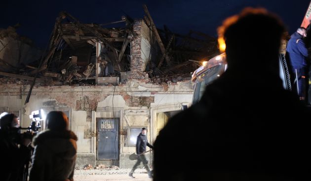 Puste ulice Petrinje u noći nakon što je grad razrušio potres