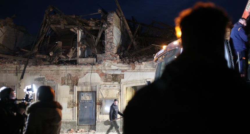 Puste ulice Petrinje u noći nakon što je grad razrušio potres Puste ulice Petrinje u noći nakon što je grad razrušio potres