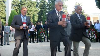 Zadar – Povodom obiljezavanja Dana pobjede i domovinske zahvalnosti i Dana hrvatskih branitelja kod sredisnjeg kriza na Gradskom groblju polozeni su vijenci i zapaljene svijece u sjecanje na sve poginule u Domovinskom ratu. Photo: Dino Stanin/PIXSELL