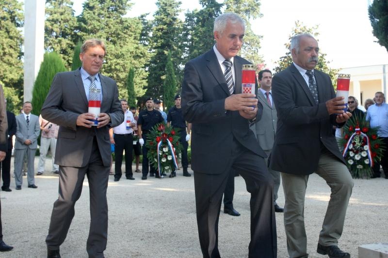 Zadar – Povodom obiljezavanja Dana pobjede i domovinske zahvalnosti i Dana hrvatskih branitelja kod sredisnjeg kriza na Gradskom groblju polozeni su vijenci i zapaljene svijece u sjecanje na sve poginule u Domovinskom ratu. Photo: Dino Stanin/PIXSELL