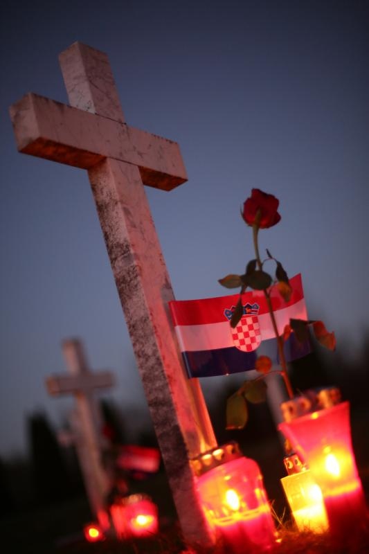 Vukovar: Lampioni osvjetljavaju 938 bijelih križeva na Memorijalnom groblju. Foto: Grgur Žućko/PIXSELL Vukovar: Lampioni osvjetljavaju 938 bijelih križeva na Memorijalnom groblju. Foto: Grgur Žućko/PIXSELL