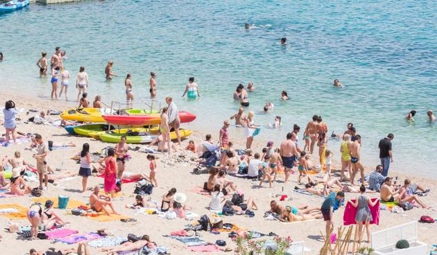 Place, plaza Banje – Najpoznatija dubrovacka plaza, Banje puna je kupaca. Photo: Grgo Jelavic/PIXSELL Autor  Grgo Jelavic/PIXSELL Ključne riječi  sunce, plaza Banje, more, turisti, turizam, ljeto, suncanje,