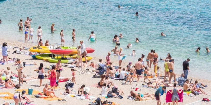 Place, plaza Banje – Najpoznatija dubrovacka plaza, Banje puna je kupaca. Photo: Grgo Jelavic/PIXSELL Autor Grgo Jelavic/PIXSELL Ključne riječi sunce, plaza Banje, more, turisti, turizam, ljeto, suncanje, Place, plaza Banje – Najpoznatija dubrovacka plaza, Banje puna je kupaca. Photo: Grgo Jelavic/PIXSELL Autor Grgo Jelavic/PIXSELL Ključne riječi sunce, plaza Banje, more, turisti, turizam, ljeto, suncanje,