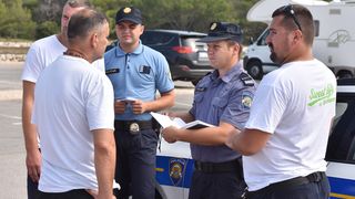 Okršaj kod Zrća: redari opet otjerali udrugu bivših ovisnika