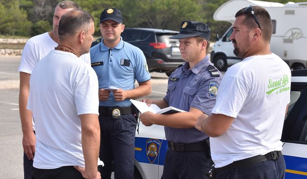 Okršaj kod Zrća: redari opet otjerali udrugu bivših ovisnika