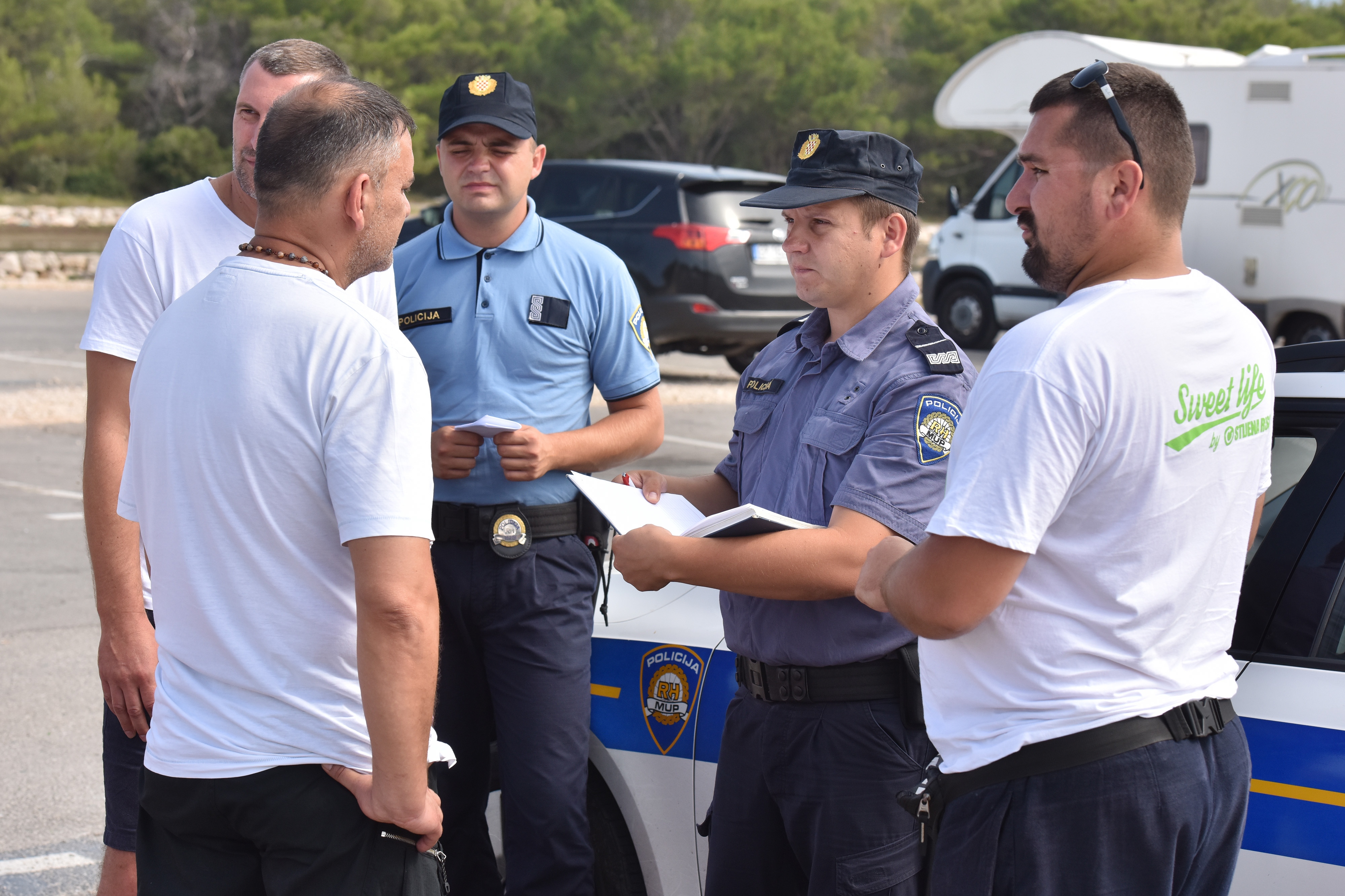 Okršaj kod Zrća: redari opet otjerali udrugu bivših ovisnika