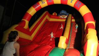 Na Stanovima se Kraljica mira slavi već preko 20 godina, a sinoćnjim misnim slavljem, procesijom i kasnije koncertom na školskom igralištu Stanarci su proslavili još jednu feštu. Koncert su održali grupa Dalmatico i Ivica Sikirić Ićo, foto: I. Perinčić Na Stanovima se Kraljica mira slavi već preko 20 godina, a sinoćnjim misnim slavljem, procesijom i kasnije koncertom na školskom igralištu Stanarci su proslavili još jednu feštu. Koncert su održali grupa Dalmatico i Ivica Sikirić Ićo, foto: I. Perinčić