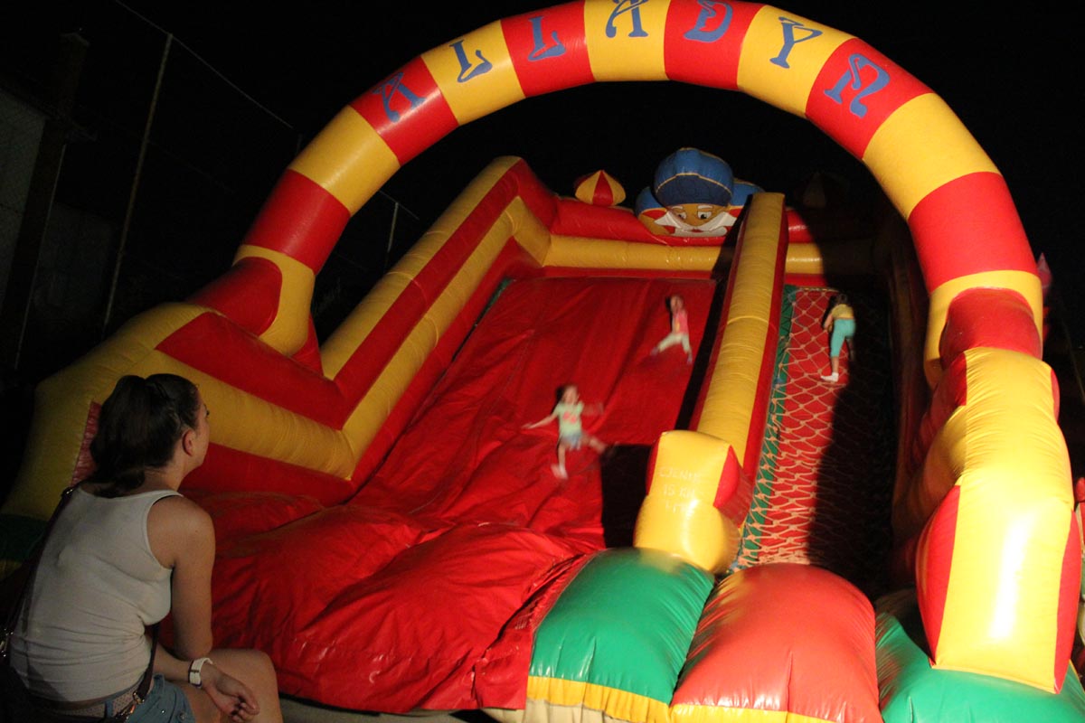 Na Stanovima se Kraljica mira slavi već preko 20 godina, a sinoćnjim misnim slavljem, procesijom i kasnije koncertom na školskom igralištu Stanarci su proslavili još jednu feštu. Koncert su održali grupa Dalmatico i Ivica Sikirić Ićo, foto: I. Perinčić Na Stanovima se Kraljica mira slavi već preko 20 godina, a sinoćnjim misnim slavljem, procesijom i kasnije koncertom na školskom igralištu Stanarci su proslavili još jednu feštu. Koncert su održali grupa Dalmatico i Ivica Sikirić Ićo, foto: I. Perinčić