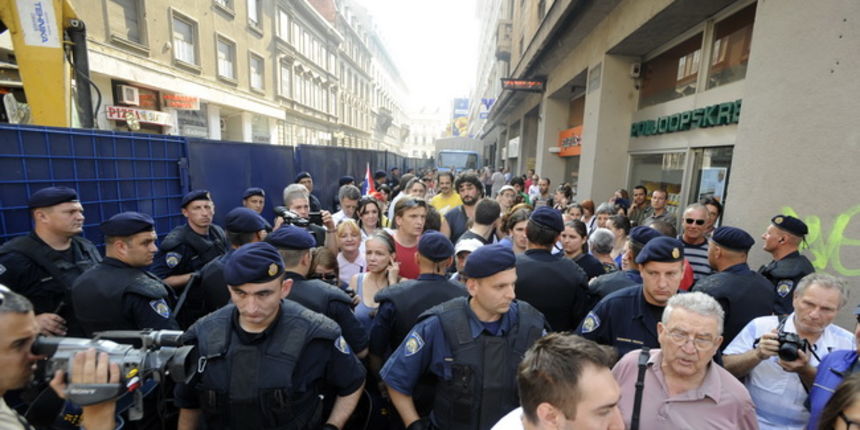 Zagreb, 150710.
Radnici su srusili stabla u Varsavskoj ulici gdje su poceli radovi na ulazu u garazu projekta Cvjetni prolaz, radi cega su dosli aktivisti sprijeciti daljne radove, nakon cega ih je interventna policija odvela u stanicu.
Foto: Drago Sopta Zagreb, 150710.
Radnici su srusili stabla u Varsavskoj ulici gdje su poceli radovi na ulazu u garazu projekta Cvjetni prolaz, radi cega su dosli aktivisti sprijeciti daljne radove, nakon cega ih je interventna policija odvela u stanicu.
Foto: Drago Sopta