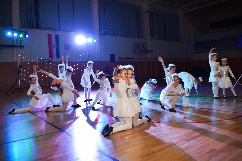 Plesna Božićna čarolija na otoku Pagu