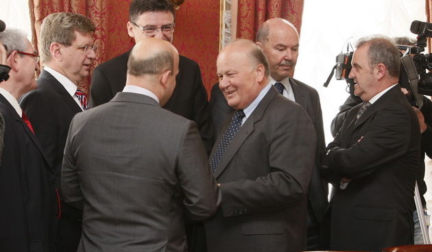 Zagreb, 050412.
Vlada.
Sjednica Vlade Republike na cijem je dnevnom redu, medju ostalim, Nacrt prijedloga zakona o izmjenama Zakona o prostornom uredjenju i gradnji, s Nacrtom konacnog prijedloga zakona. Vlada je razmatrala i prijedlog akcijskog plana za