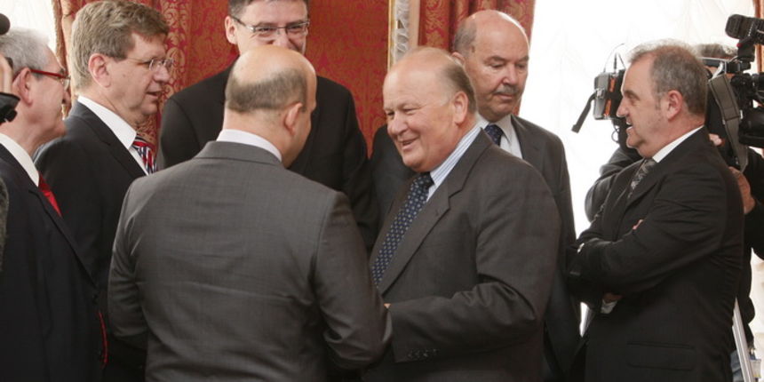 Zagreb, 050412.
Vlada.
Sjednica Vlade Republike na cijem je dnevnom redu, medju ostalim, Nacrt prijedloga zakona o izmjenama Zakona o prostornom uredjenju i gradnji, s Nacrtom konacnog prijedloga zakona. Vlada je razmatrala i prijedlog akcijskog plana za