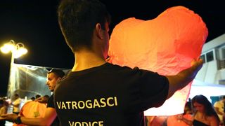 U Vodicama pušteni lampioni za tragično stradale vatrogasce na Kornatima U Vodicama pušteni lampioni za tragično stradale vatrogasce na Kornatima