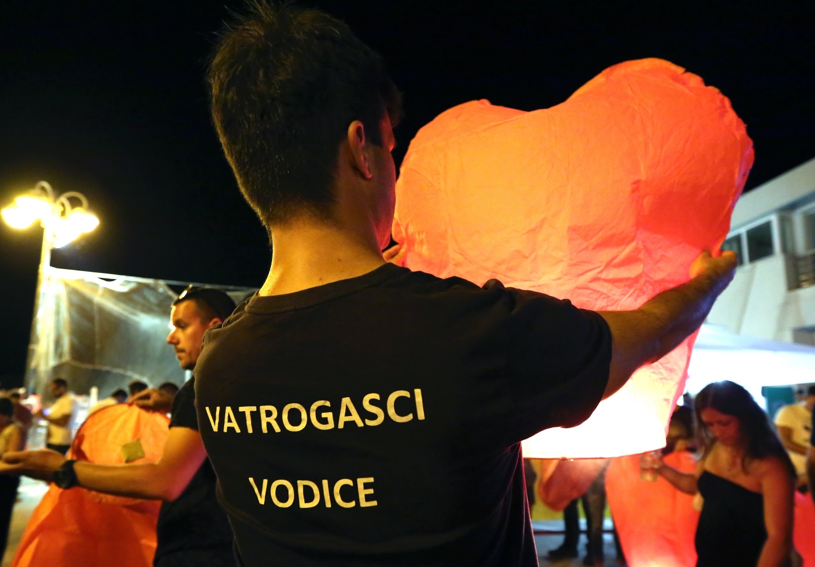 U Vodicama pušteni lampioni za tragično stradale vatrogasce na Kornatima U Vodicama pušteni lampioni za tragično stradale vatrogasce na Kornatima