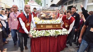 Velik broj vjernika sudjelovalo u procesiji u kojoj je nošeno tijelo Leopolda Bogdana Mandića od crkve Gospe od zdravlja do katedrale sv. Stošije Velik broj vjernika sudjelovalo u procesiji u kojoj je nošeno tijelo Leopolda Bogdana Mandića od crkve Gospe od zdravlja do katedrale sv. Stošije