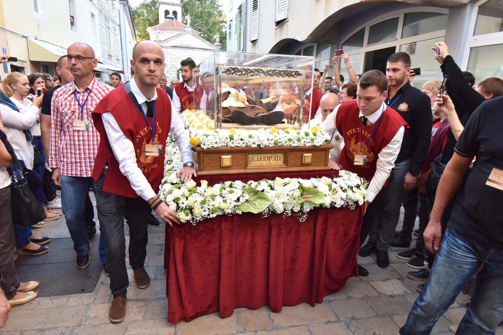 Velik broj vjernika sudjelovalo u procesiji u kojoj je nošeno tijelo Leopolda Bogdana Mandića od crkve Gospe od zdravlja do katedrale sv. Stošije Velik broj vjernika sudjelovalo u procesiji u kojoj je nošeno tijelo Leopolda Bogdana Mandića od crkve Gospe od zdravlja do katedrale sv. Stošije