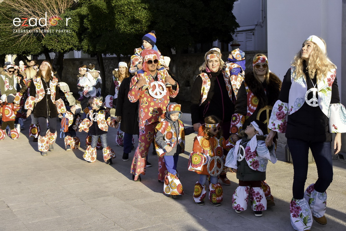 Paški zimski karneval 2018: Karnevalska povorka prošla ulicama grada do Pijace