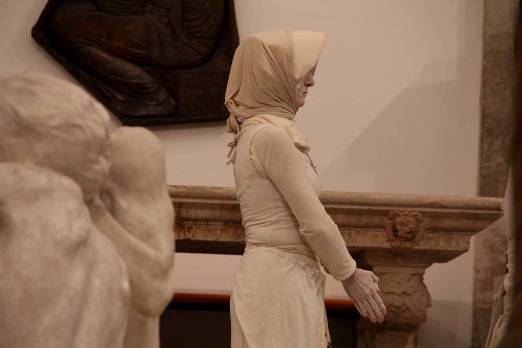 Glazbeno-plesni performans “Ona koja nosi”, foto: Iva Perinčić Glazbeno-plesni performans “Ona koja nosi”, foto: Iva Perinčić