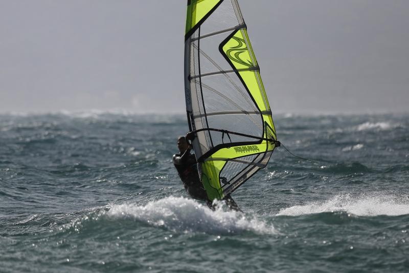 Zadar: Surferi uživaju u valovima koje je prouzročilo snažno jugo, Photo: Filip Brala/PIXSELL