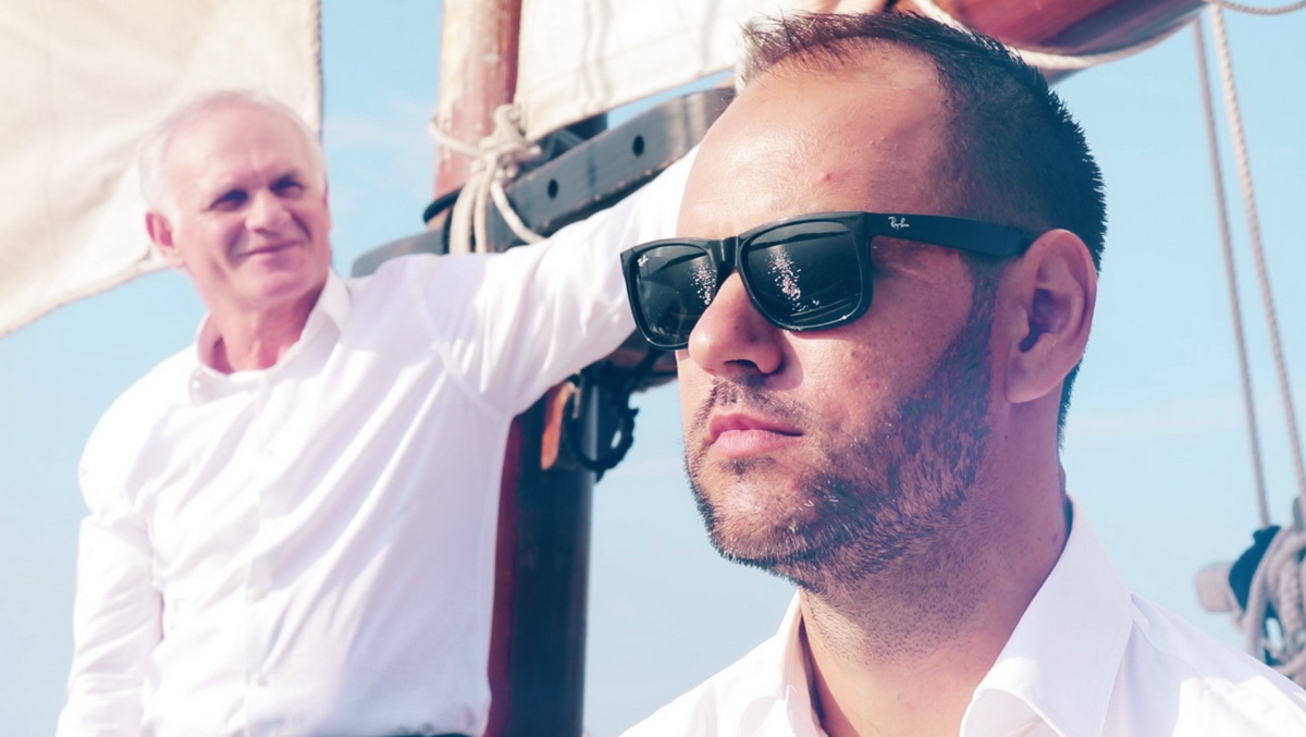 Kod otoka Prvića snimljen spot za pjesmu “Plovim” Tomislava Bralića i klape Intrade!