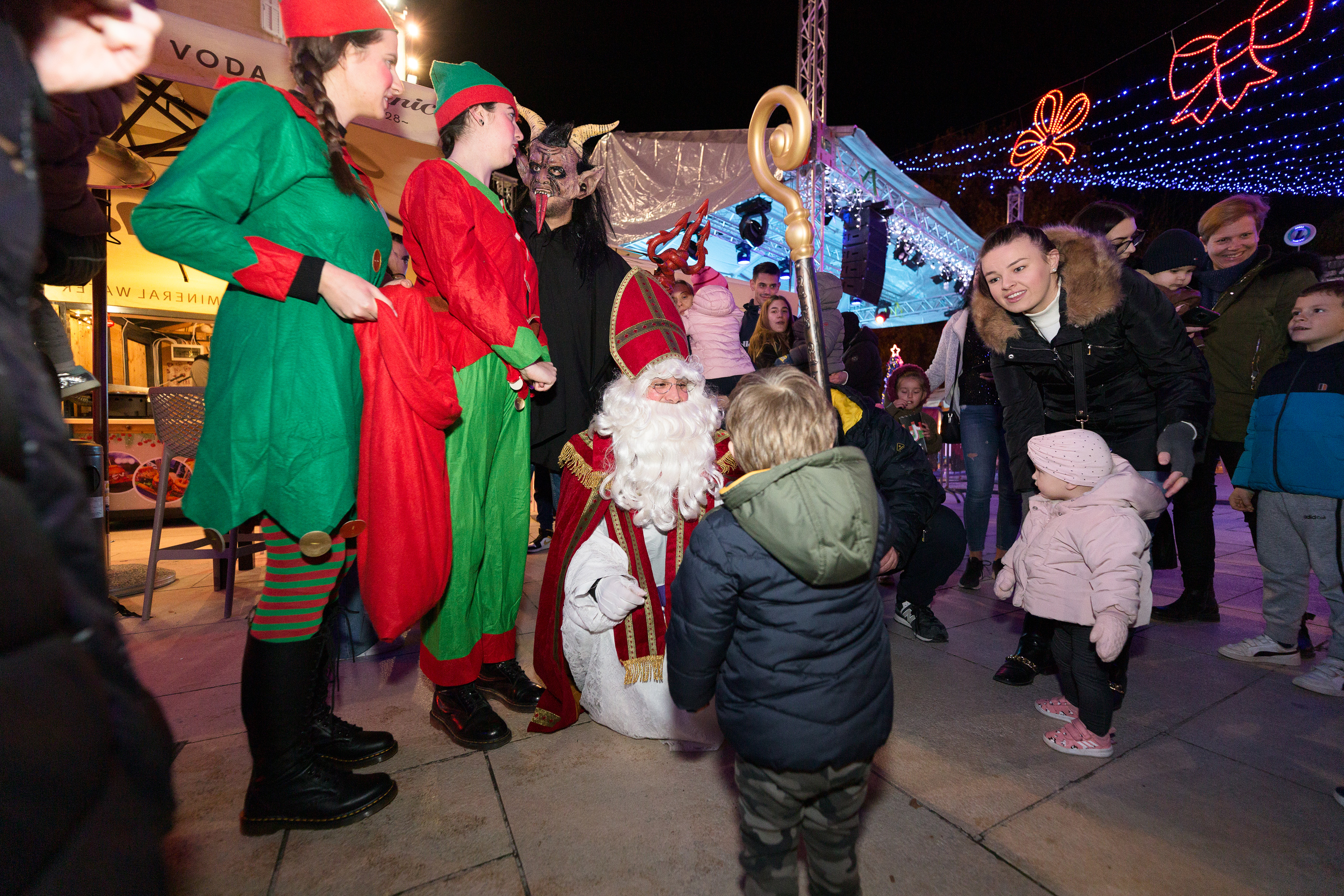 Sveti Nikola i bend Zaratino razveselili i zabavili posjetitelje Sveti Nikola i bend Zaratino razveselili i zabavili posjetitelje