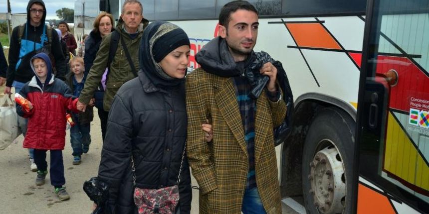 Izbjeglice su pocele pristizati iz Srbije novim koridorom kroz sumu pokraj Strosinaca. Prevoze ih u grupama autobusima do vlaka koji stoji tridesetak kilometara dalje na robnom terminalu RO-LO Spacva, potom odlaze vlakom u Madjarsku. Nije potpuno sigurno