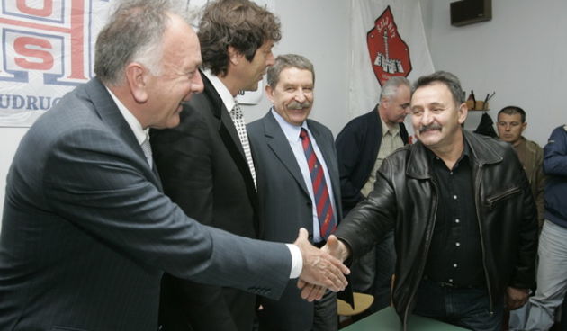 Split, 131009. Danas su radnici Salonita, njih 100, potpisalo ugovore o radu sa tvrtkom Sirovina odlagaliste iz Zadra. Time ce biti angazirani na sanaciji tvornice u Vranjicu. Na fotografiji: Vinko Mladineo direktor fonda za zastitu okolisa cestita radnik