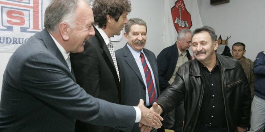 Split, 131009. Danas su radnici Salonita, njih 100, potpisalo ugovore o radu sa tvrtkom Sirovina odlagaliste iz Zadra. Time ce biti angazirani na sanaciji tvornice u Vranjicu. Na fotografiji: Vinko Mladineo direktor fonda za zastitu okolisa cestita radnik Split, 131009. Danas su radnici Salonita, njih 100, potpisalo ugovore o radu sa tvrtkom Sirovina odlagaliste iz Zadra. Time ce biti angazirani na sanaciji tvornice u Vranjicu. Na fotografiji: Vinko Mladineo direktor fonda za zastitu okolisa cestita radnik