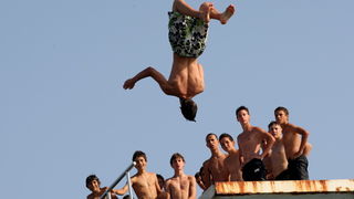 Zadar, 030712.
Skakaona na bazenu na Kolovarima omiljeno je okupljalista mladih zadrana zaljubljenika u skokove u more.
Foto: Andrija Lucic / Cropix