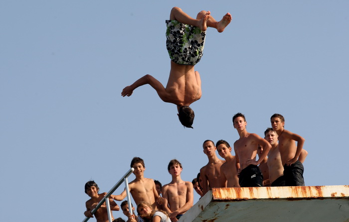Zadar, 030712.
Skakaona na bazenu na Kolovarima omiljeno je okupljalista mladih zadrana zaljubljenika u skokove u more.
Foto: Andrija Lucic / Cropix