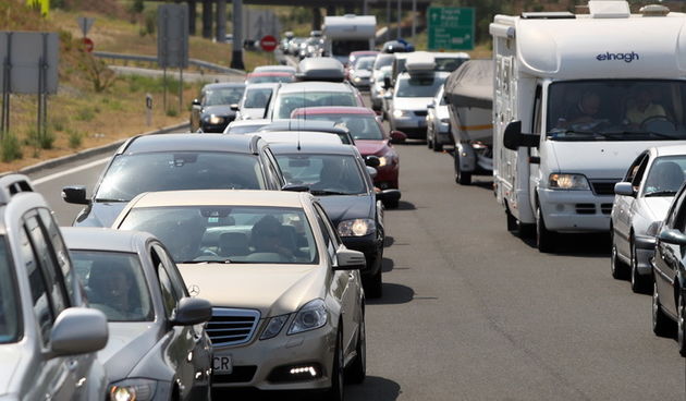 Zadar, 230712.
Orkanska bura otezava promet diljem jadranske obale. Velike guzve stvorile su se na autocesti te na prilazu paskom mostu. 
Foto: Jure Miskovic / CROPIX