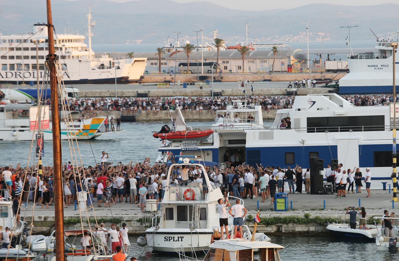 Split dostojanstveno na posljednju plovidbu ispratio legendu Olivera Dragojevića
