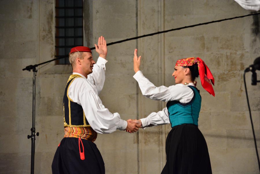 Nastup ansambla Lado ispred crkve sv. Marije ; foto Iva Perinčić Nastup ansambla Lado ispred crkve sv. Marije ; foto Iva Perinčić