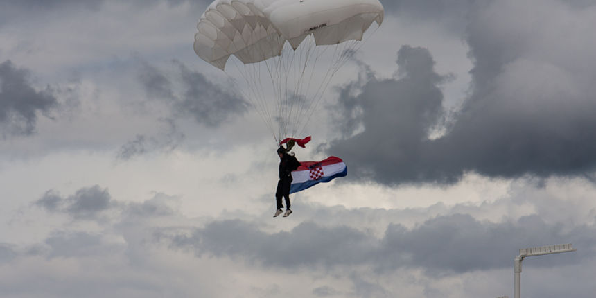 Skokovi padobranaca na Pozdrav suncu, foto: Darko Belančić Skokovi padobranaca na Pozdrav suncu, foto: Darko Belančić