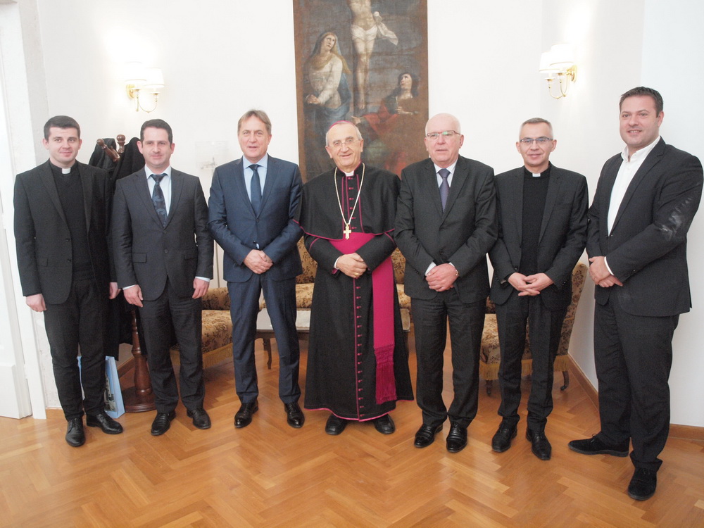Nadbiskup Puljić primio Kalmetu i Zrilića sa suradnicima Nadbiskup Puljić primio Kalmetu i Zrilića sa suradnicima