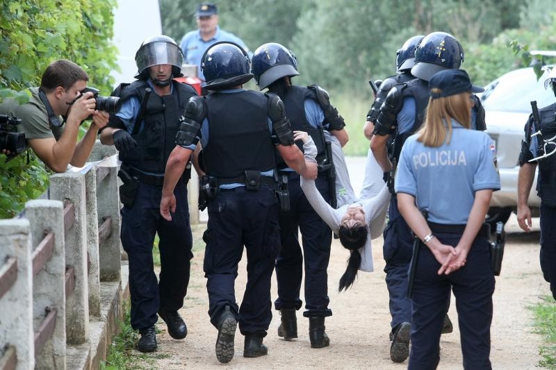 Sveti Filip i Jakov: Brutalna deložacija majke i sina Sveti Filip i Jakov: Brutalna deložacija majke i sina