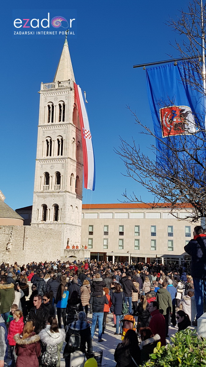Izložba vojne opreme, oružja i vozila na zadarskoj rivi i spuštanje 25-metarske zastave s kampanela sv. Stošije
