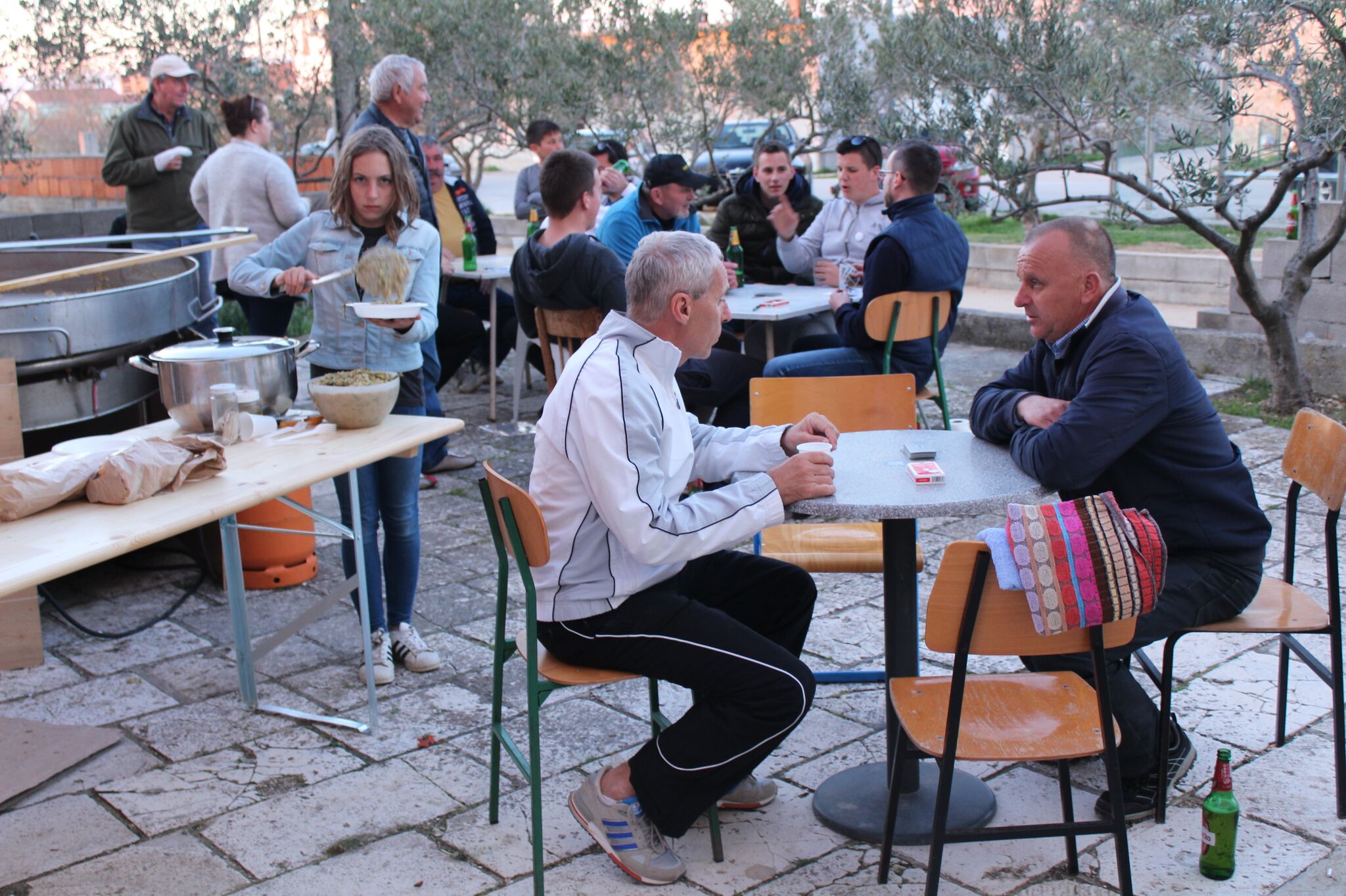 Udruga mladih Ploče i Dračevca uredila stari zog i počastila rižotom