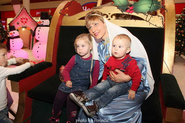 Sv. Luce razveselila mališane u Supernova centru, Foto: Iva Perinčić Sv. Luce razveselila mališane u Supernova centru, Foto: Iva Perinčić