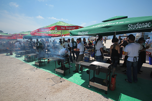 Prvenstvo u roštiljanju na zadarskoj Rivi (foto:Saša Čuka) Prvenstvo u roštiljanju na zadarskoj Rivi (foto:Saša Čuka)