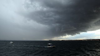 Zadar, 300513.
U samo sat vremena vrijeme se u Zadru izmjenjalo od kise i tmurnih oblaka do sunca i duge koja se nadvila nad gradom. Na trenutak su se podigli i valovi koji su opljuskivali ceste uz more.
Foto: Jure Miskovic / CROPIX
