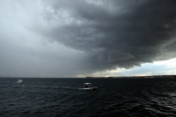 Zadar, 300513.
U samo sat vremena vrijeme se u Zadru izmjenjalo od kise i tmurnih oblaka do sunca i duge koja se nadvila nad gradom. Na trenutak su se podigli i valovi koji su opljuskivali ceste uz more.
Foto: Jure Miskovic / CROPIX