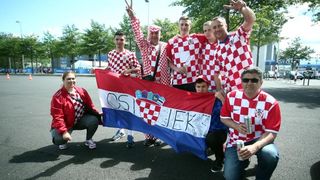 Hrvatski navijači okupirali Saint-Etienne pred utakmicu između Hrvatske i Češke. Photo: Sanjin Strukić/PIXSELL
