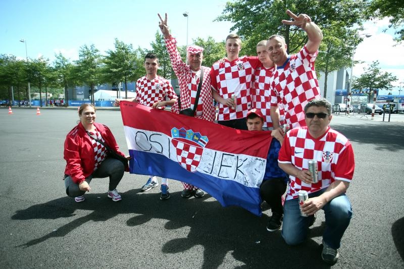 Hrvatski navijači okupirali Saint-Etienne pred utakmicu između Hrvatske i Češke. Photo: Sanjin Strukić/PIXSELL