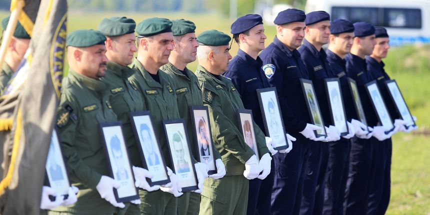 Borovo Selo – Obiljezavanje 26. obljetnice pogibije 12 hrvatskih redarstvenika koji su upali u zasjedu srpskih paravojnih postrojbi. Borovo Selo – Obiljezavanje 26. obljetnice pogibije 12 hrvatskih redarstvenika koji su upali u zasjedu srpskih paravojnih postrojbi.