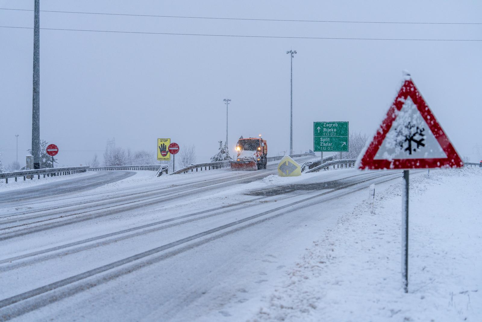 Snijeg i zimski uvjeti kod čvora Gospić na autocesti A1