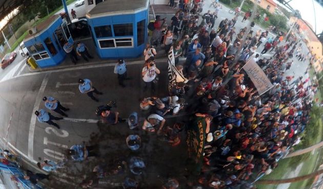 Harmica – Dolaskom slovenskih aktivista, izbjeglice su nasilno pokusale prijeci granicu. Policija ih je sprijecila, ali izbjeglice su blokirale granicni prijelaz. Photo: Borna Filic/PIXSELL